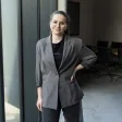 file-meta-description.kobietaweleganckiej,szarejmarynarceiokularachstoiprzyokniewnowoczesnymbiurze.-profesjonalnywizerunekinaturalnapewnośćsiebie.