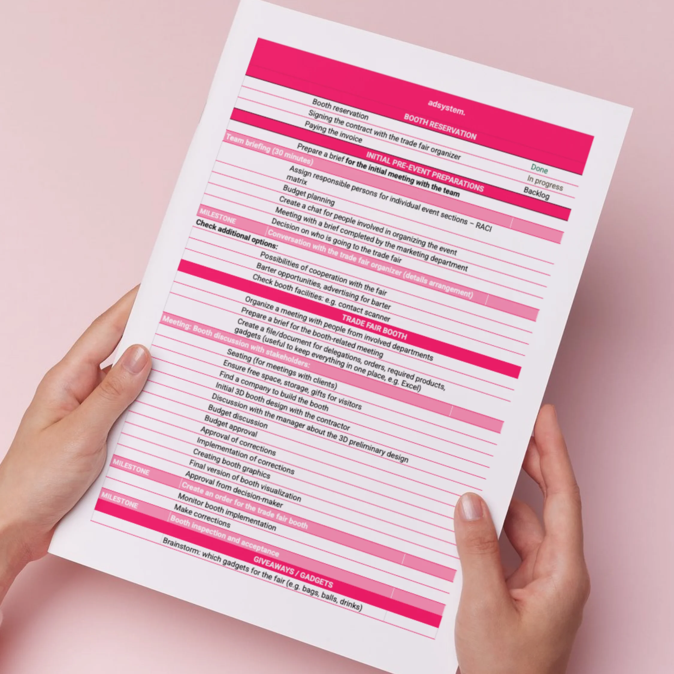 Checklista targowa z etapami przygotowań i organizacji stoiska, trzymana w dłoniach.