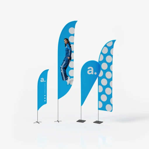 Ensemble complet de drapeaux publicitaires de différentes formes solution légère et efficace pour la promotion visuelle lors d’événements en plein air et campagnes outdoor
