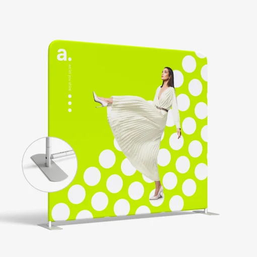 Photocall textil recto Vario Premium con estructura tubular de aluminio, gráfica personalizada sobre fondo verde con puntos blancos y base metálica estable.