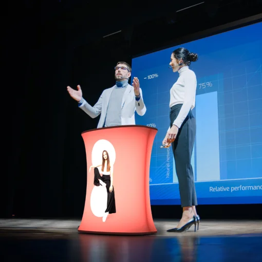 Wystąpienie z trybunką adsystem na tle ekranu LED – przykład zastosowania reklamy eventowej