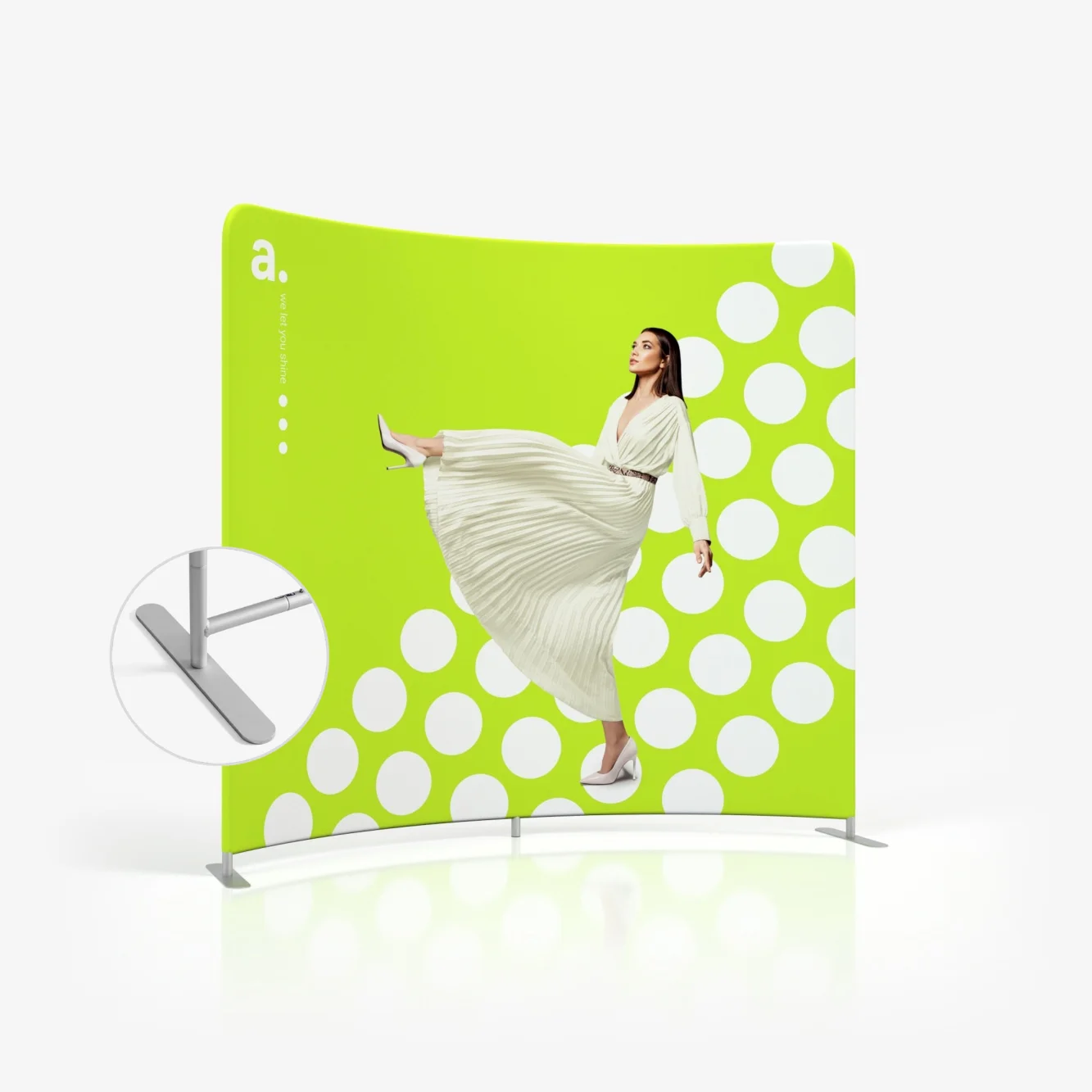 Photocall textil curvo Vario Light con estructura tubular de aluminio y gráfica personalizada sobre fondo verde con puntos blancos.