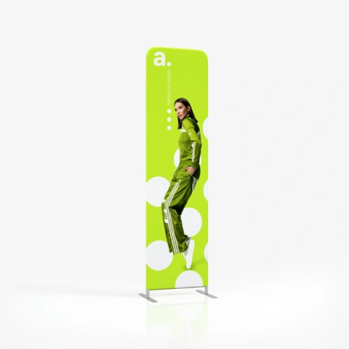 Pared textil estrecha con logo y gráfica sobre fondo verde en patas de aluminio