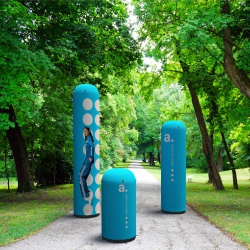 Kolumny reklamowe adColumn w przestrzeni parkowej – reklama outdoorowa