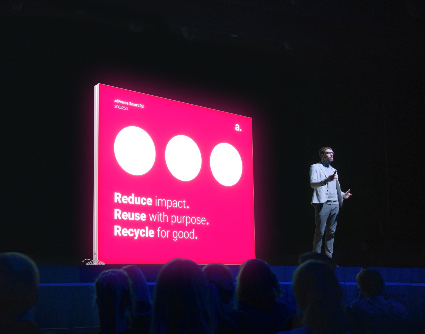 Totem świetlny LED na scenie podczas wydarzenia, zastosowanie eventowe w ciemnej przestrzeni