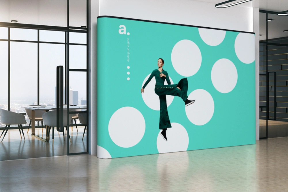 Stand parapluie droit 4x3 installé dans un bureau moderne, parfait pour une communication visuelle impactante en intérieur.