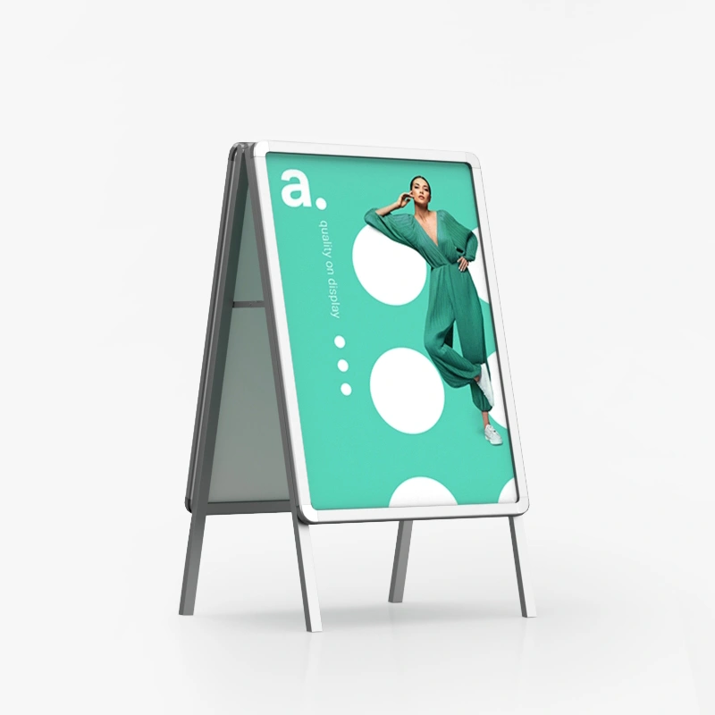 Aluminiowy potykacz reklamowy z systemem OWZ, wyposażony w kolorowy plakat i przeźroczystą osłonę, przeznaczony do prezentacji grafiki dwustronnej.