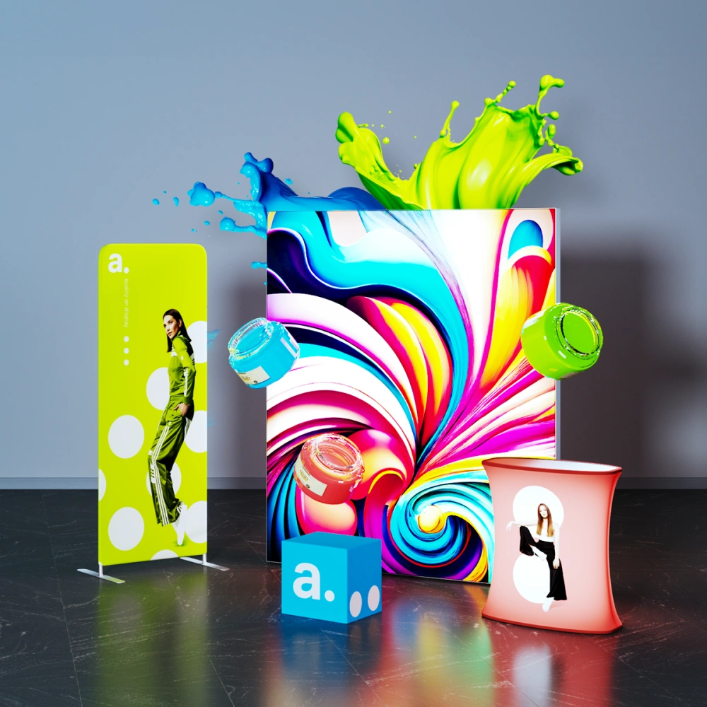 Mise en scène dynamique de supports publicitaires textiles aux couleurs éclatantes pour un stand d’exposition.