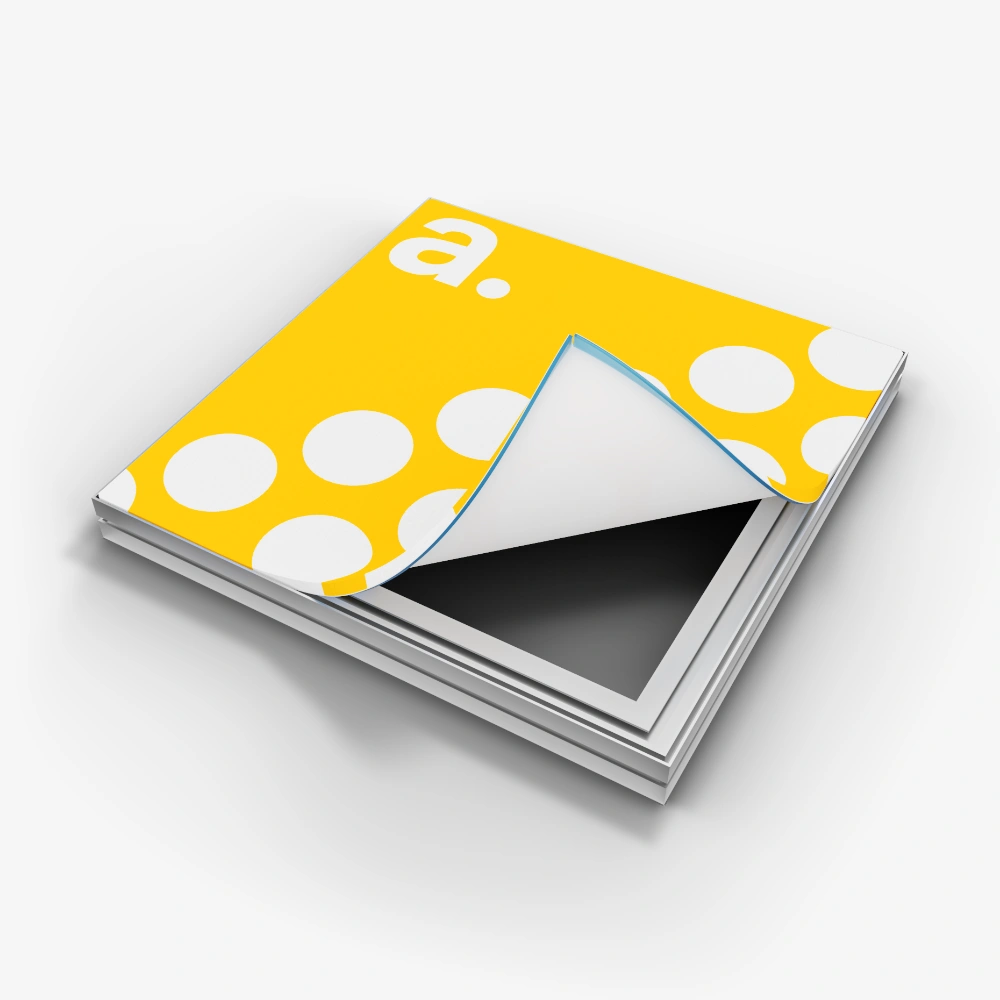 Kwadratowa rama tekstylna z wydrukiem, który jest delikatnie uchylony, aby ukazać silikonową gumkę, którą wsuwa się w krawędź ramy.