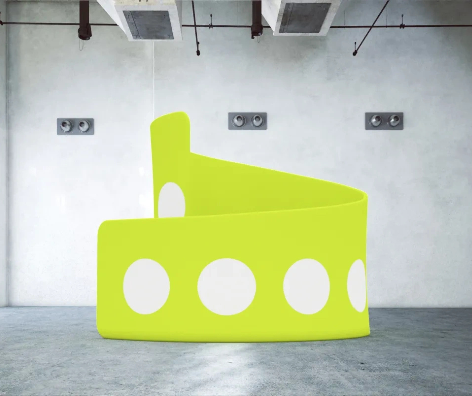 file-meta-description.structured'expositiontextileverteenspiraleavecdescerclesblancs,installéedansunespaceintérieurdestyleindustrielavecsolenbétonetplafondtechniqueapparent.