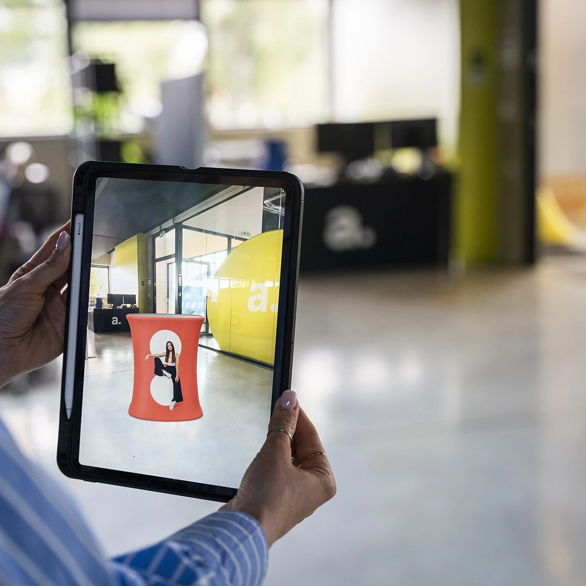 file-meta-description.wizualizacjatrybunkireklamowejwrozszerzonejrzeczywistości(-ar)naekranietabletu–prezentacjaproduktuadsystemwprzestrzenibiurowej.