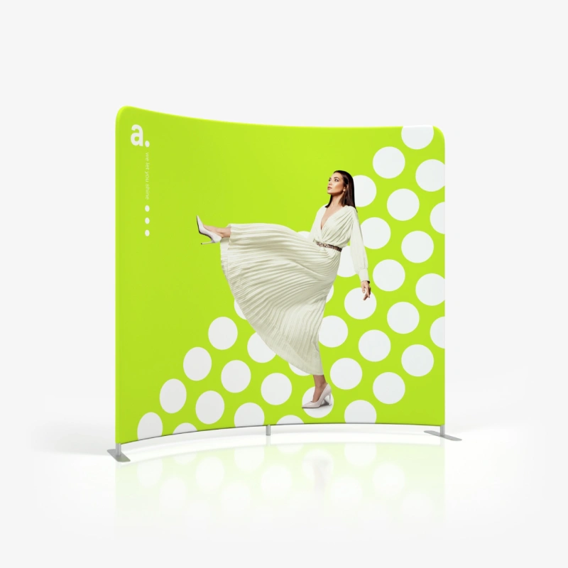 Pared textil arqueada con impresión llamativa como fondo eficaz para promocionar la marca en espacios de evento