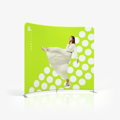 Pared textil arqueada con impresión llamativa como fondo eficaz para promocionar la marca en espacios de evento
