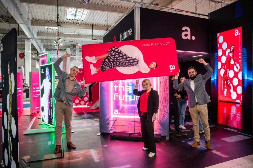 Display publicitario textil Vario Presto Light, estructura ligera y fácil de montar para ferias y promociones en interiores.