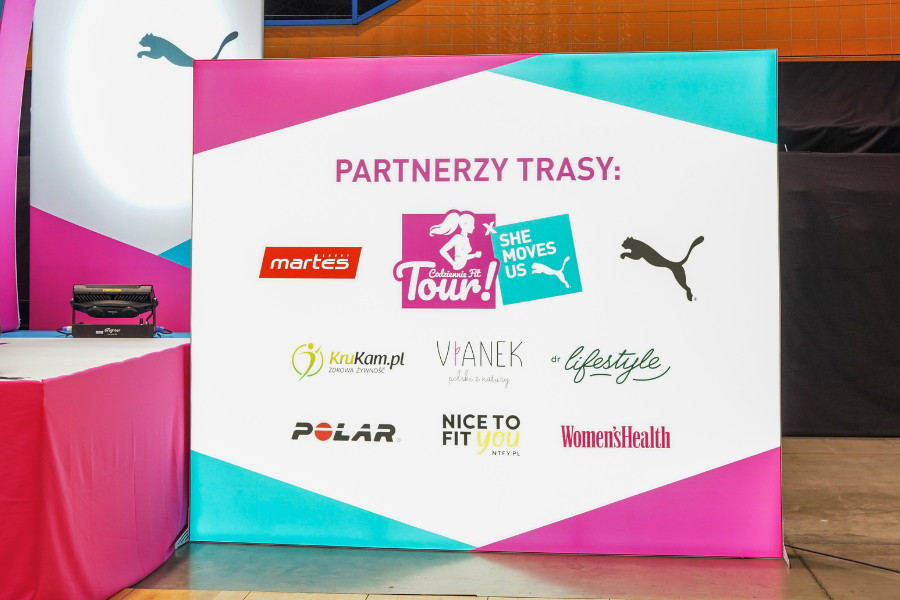 Kasetony LED z logotypami partnerów – scena eventowa Codziennie Fit