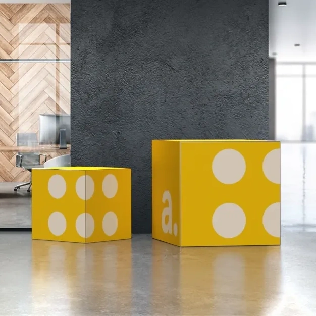Dwie ramy tekstylne w kształcie kostki, ustawione w przestrzeni biurowej.