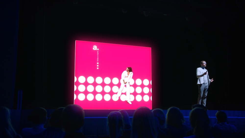 Podświetlany kaseton LED – wizualizacja produktu na tle ciemnej scenografii