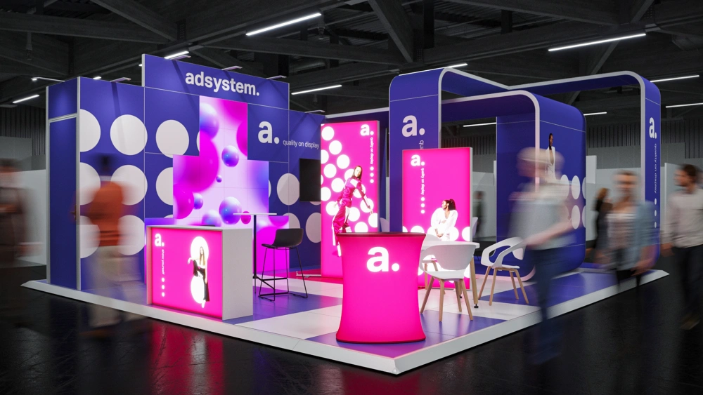 Stoisko targowe adsystem z podświetlanymi elementami, nowoczesną konstrukcją i intensywną kolorystyką w odcieniach fioletu i magenty.