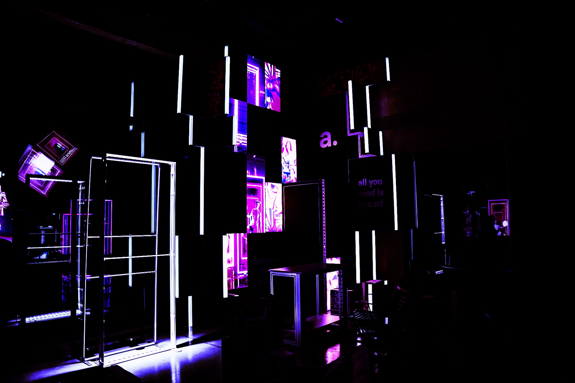Instalacja świetlna adsystem z systemem mFrame – czarne tło, fioletowe podświetlenie, konstrukcja modułowa z elementami LED.