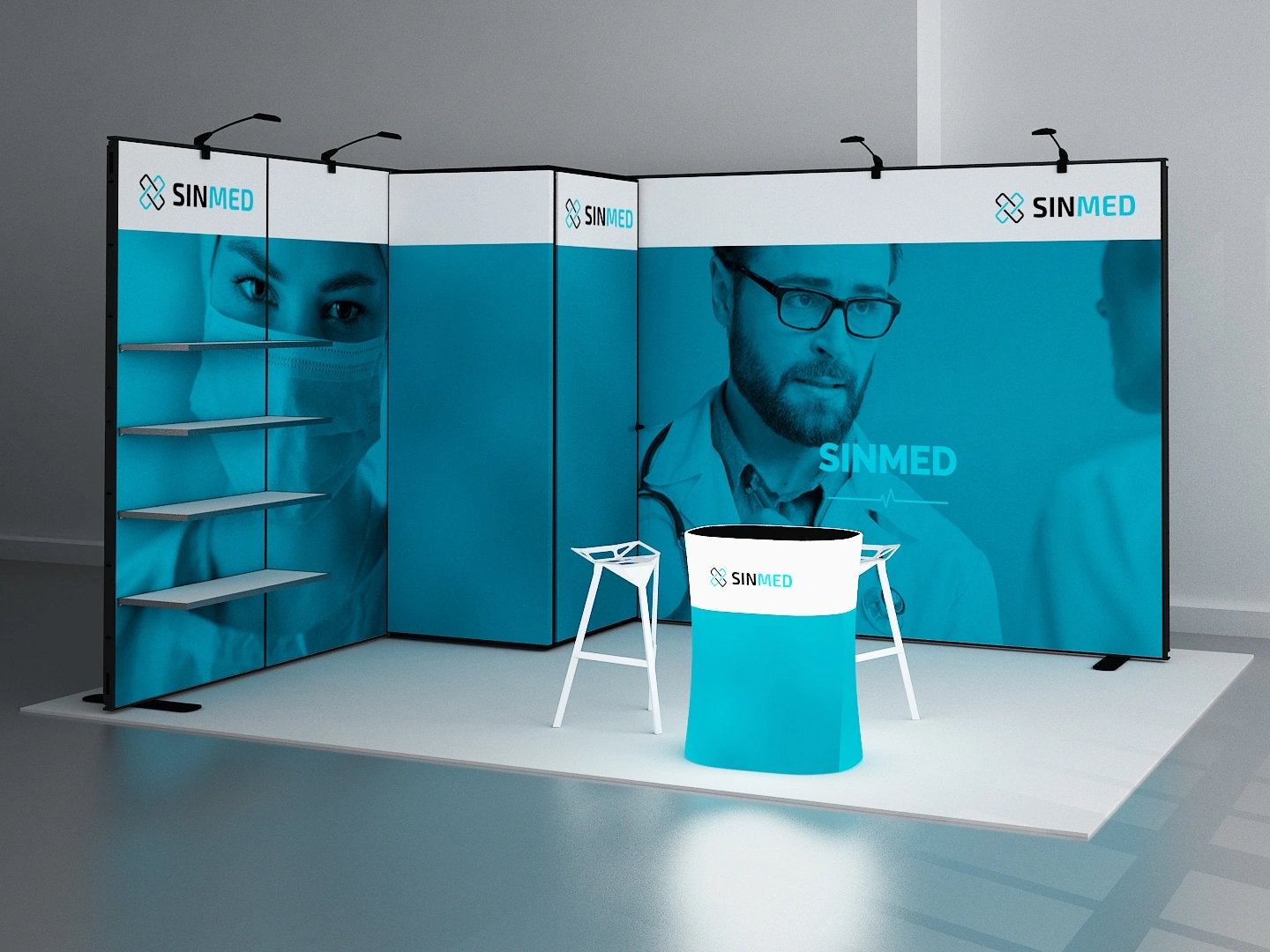 Zabudowa targowa z ekranem i podświetlaną trybunką reklamową, w kolorze niebieskim z logo SINMED, tworząca nowoczesną przestrzeń wystawienniczą.