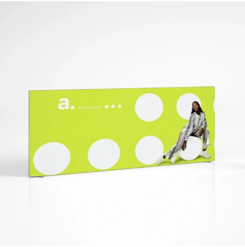 Poziomy kaseton tekstylny LED z grafiką promocyjną – model adFrame Slim z nadrukiem w kolorze limonkowym, przedstawiający kobietę w sportowym stroju na tle białych kropek.