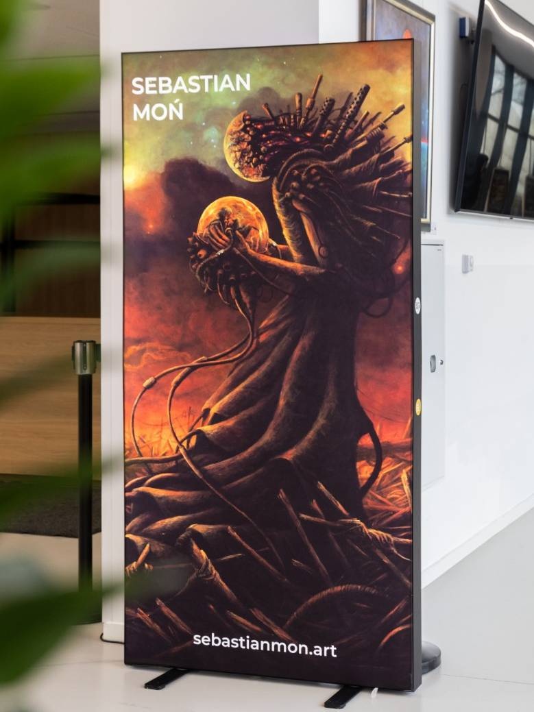 Kaseton reklamowy na wystawie sztuki