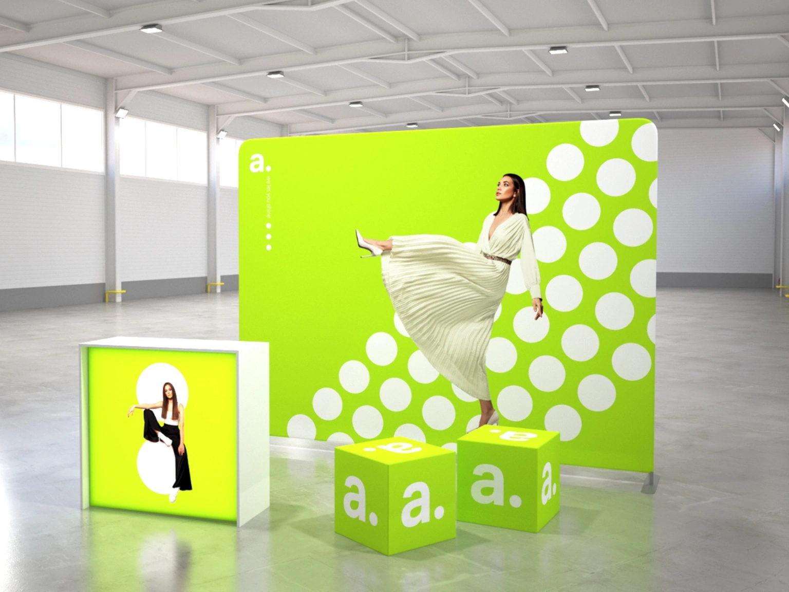 Stand publicitaire avec cadre tissu tendu, comptoir lumineux et cubes personnalisés dans un espace d’exposition.