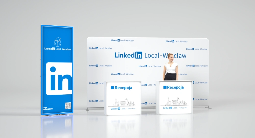 Strefa recepcyjna LinkedIn Local Wrocław z ścianką i trybunkami reklamowymi.