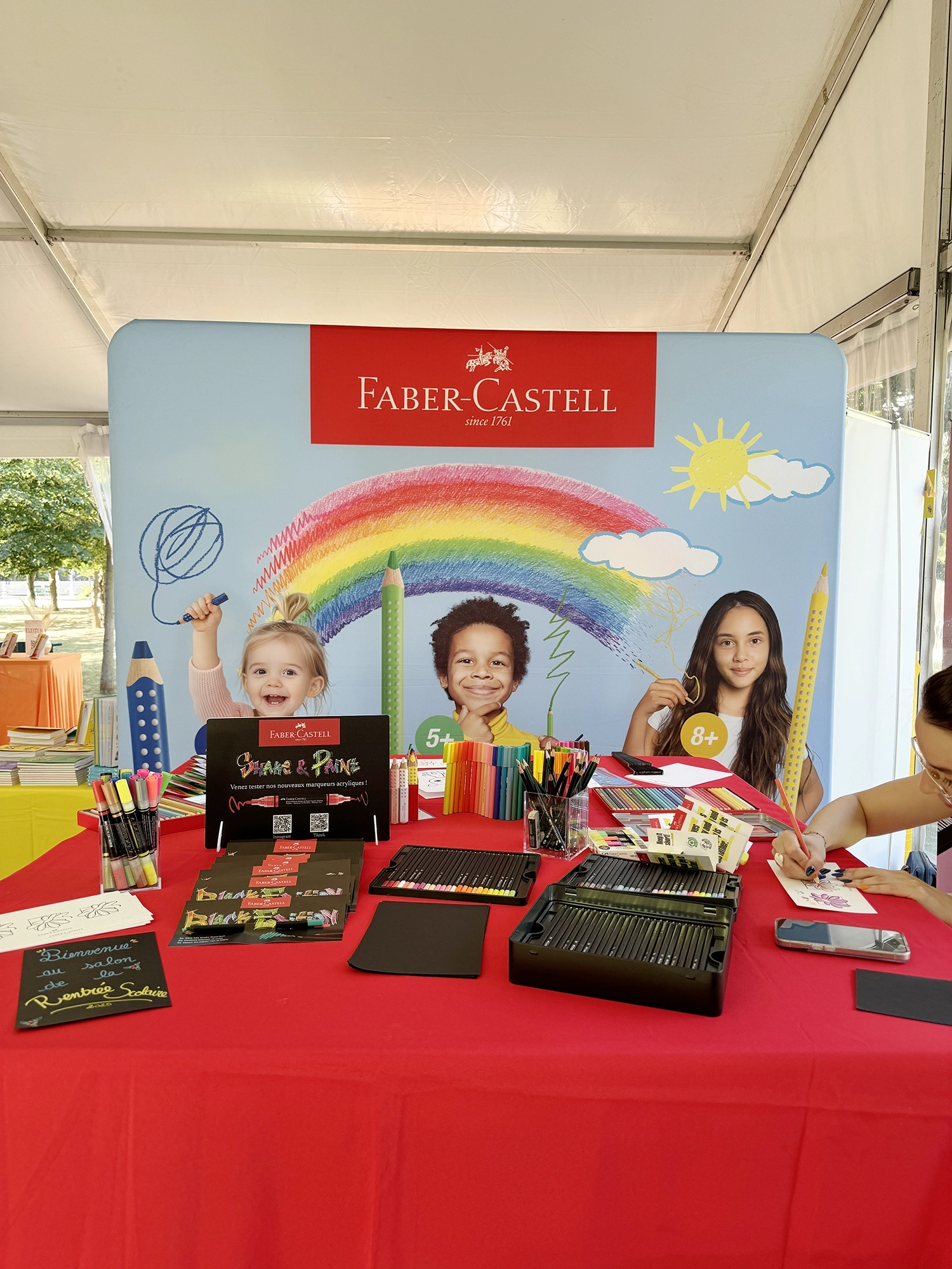 Ścianka reklamowa na stoisku kreatywnym dla dzieci, podczas wydarzenia artystycznego