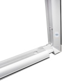 Close-up do canto da estrutura adFrame Flex LED detalhe da caixa retroiluminada