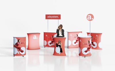 Set de mostradores publicitarios con gráficas sistemas promocionales en un stand ferial