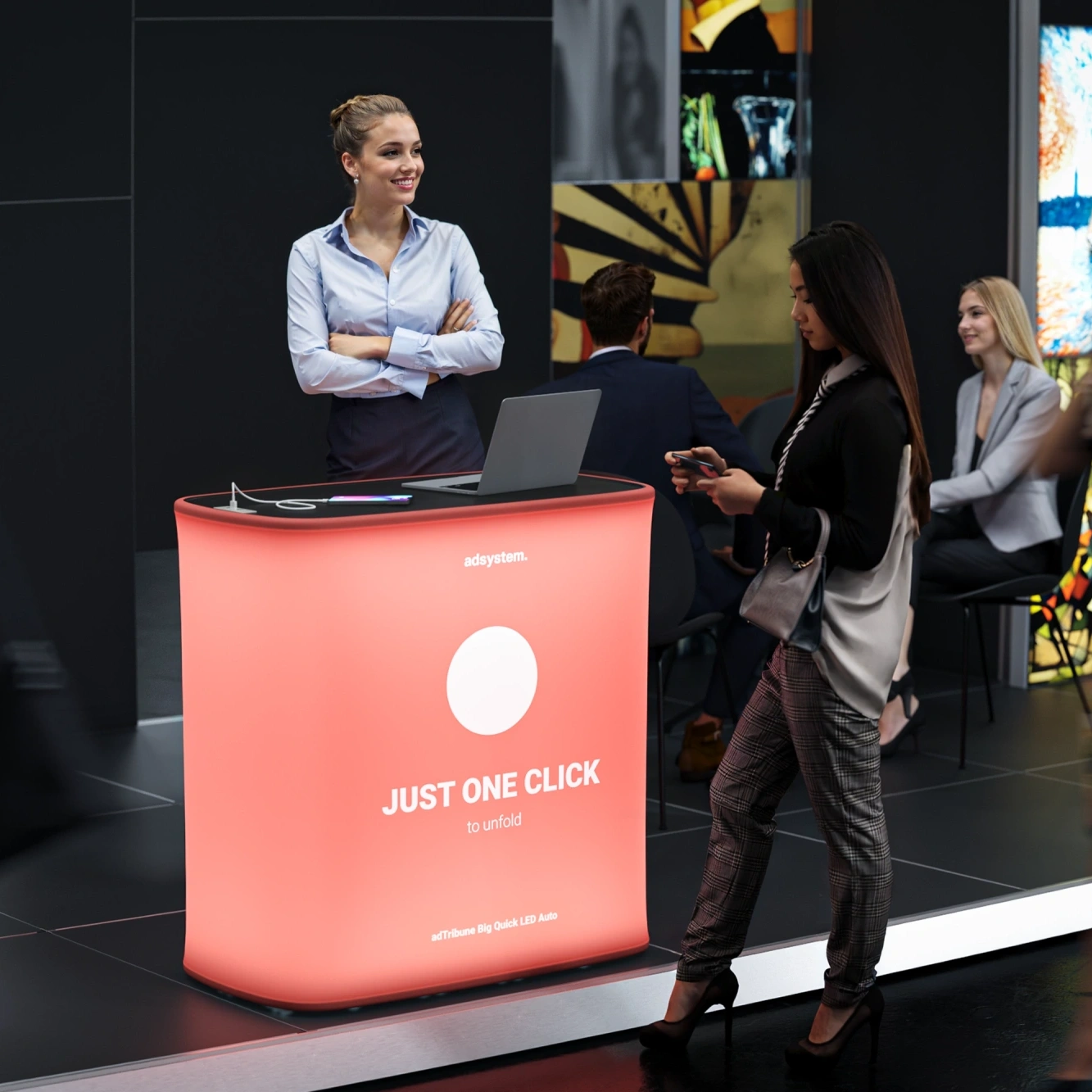 file-meta-description.osobastojącazatrybunkąreklamowąnastoiskutargowym