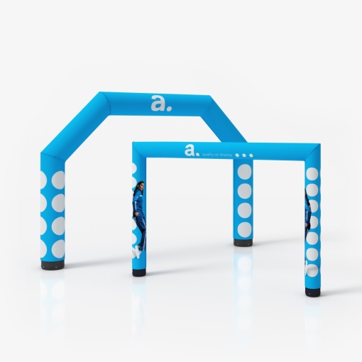Deux arches publicitaires pneumatiques bleues avec points blancs et personnage imprimé sur fond clair