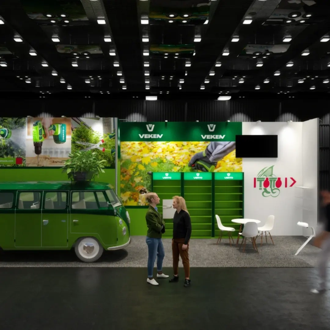 Stand fieristico dal design moderno con grafiche verdi, pareti espositive illuminate e area meeting, allestito in un padiglione fieristico per la presentazione del brand.