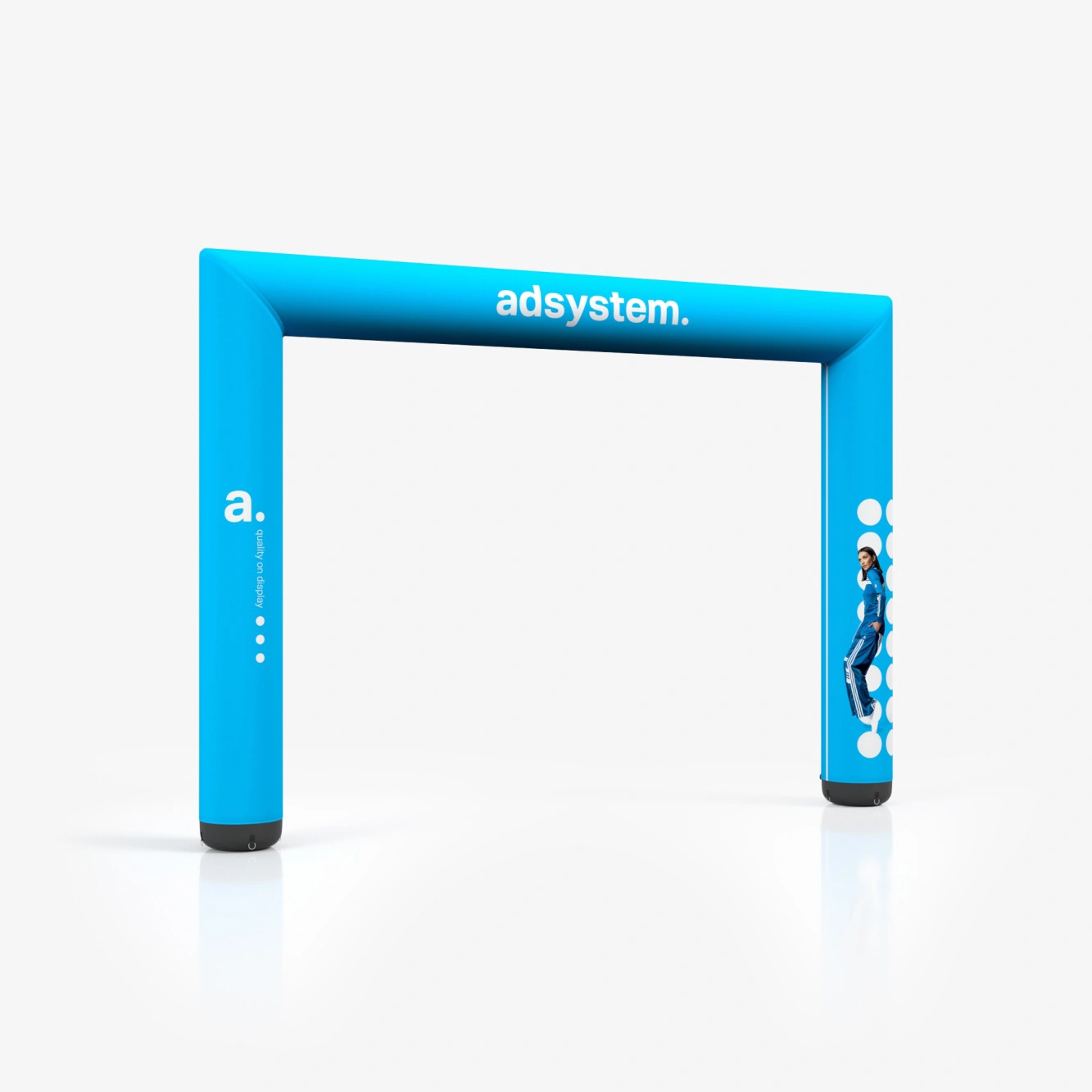 Dmuchana brama pneumatyczna na eventy z niebieskim nadrukiem.