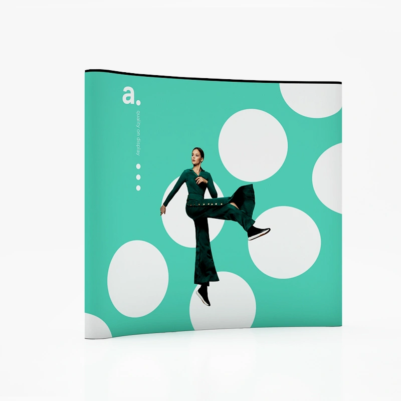 Stand parapluie avec visuel moderne et structure courbée, idéal pour attirer l’attention lors d’un salon professionnel.