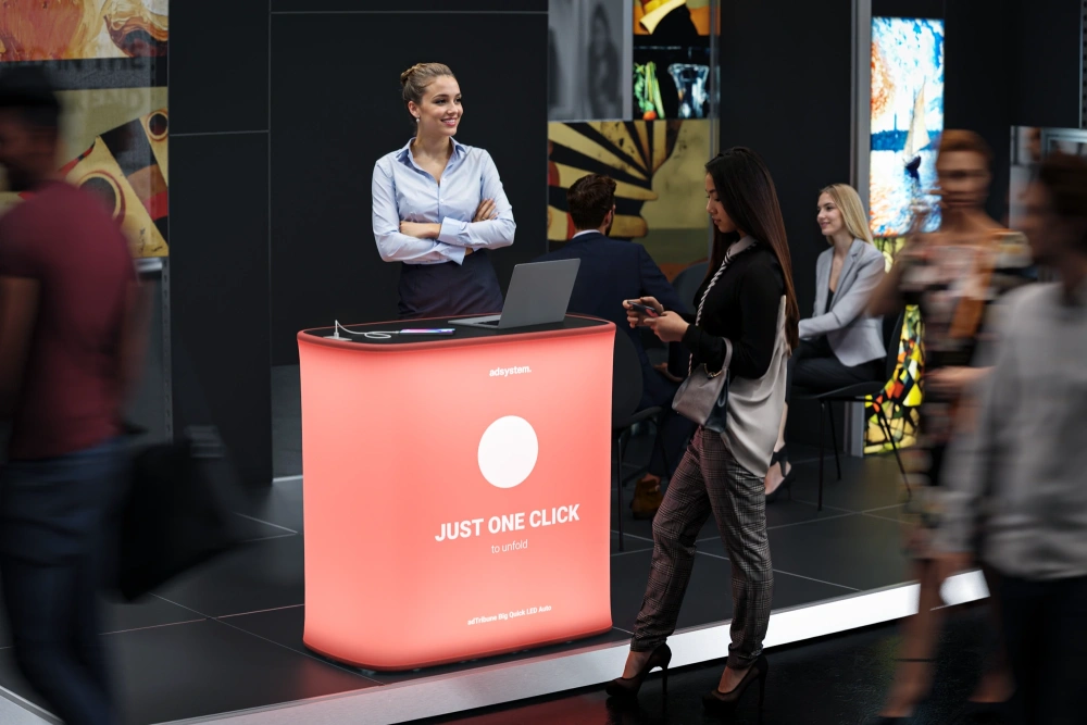 Osoba stojąca za trybunką reklamową na stoisku targowym