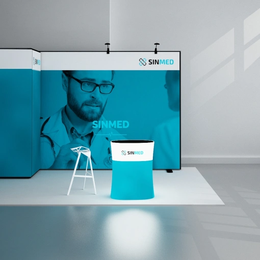 Zabudowa targowa z ekranem i podświetlaną trybunką reklamową, w kolorze niebieskim z logo SINMED, tworząca nowoczesną przestrzeń wystawienniczą.