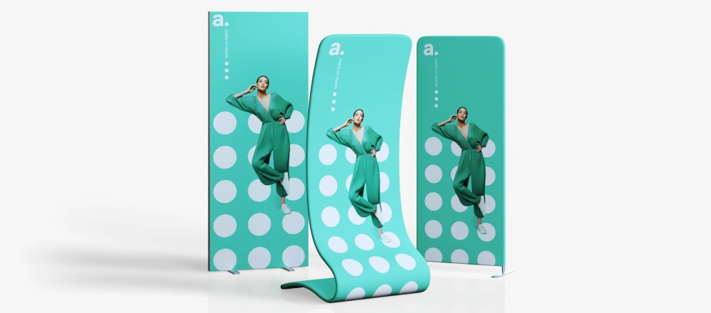 Trzy nowoczesne ścianki tekstylne o różnych kształtach z nadrukiem modelki na turkusowym tle z białymi kropkami, ustawione obok siebie na białym tle.