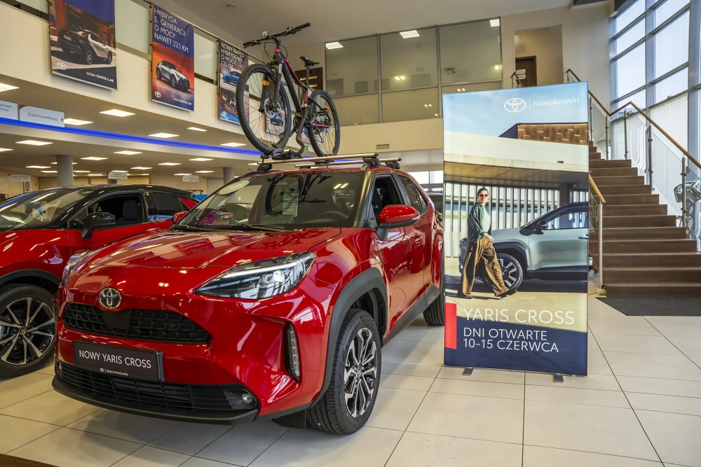 Rollup reklamowy w salonie samochodowym – wsparcie sprzedaży w przestrzeni retailowej