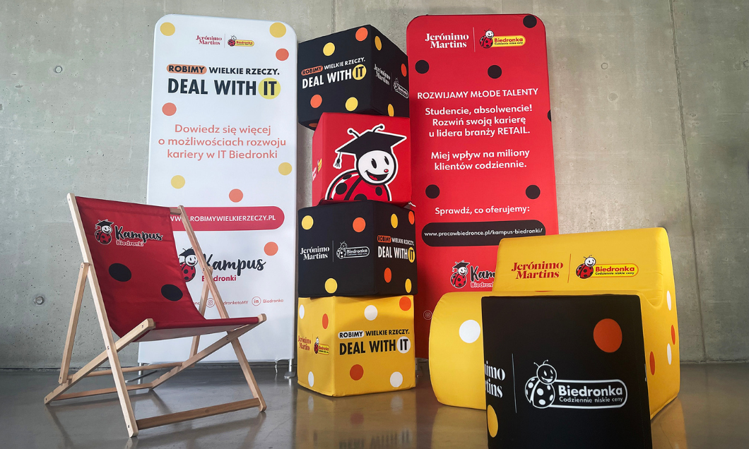file-meta-description.zestawmateriałówpromocyjnych-biedronka–roll-upy,leżakiiekspozytory