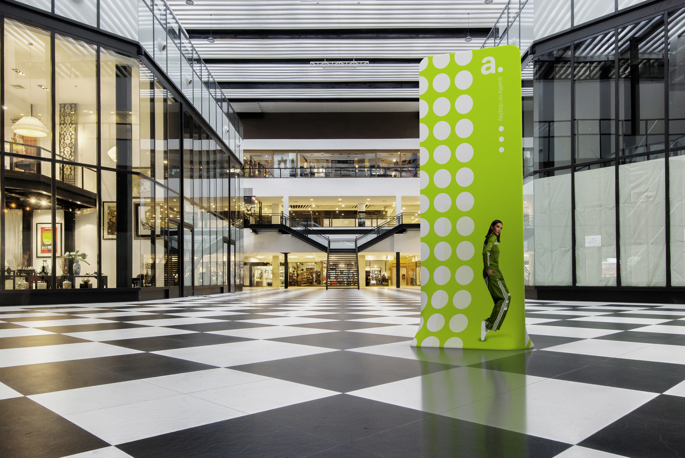 Ścianka reklamowa o wysokości 3 metrów ustawiona w centrum handlowym.