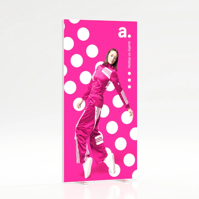 Caixa publicitária com fundo rosa intenso bolinhas brancas e figura feminina em roupa desportiva