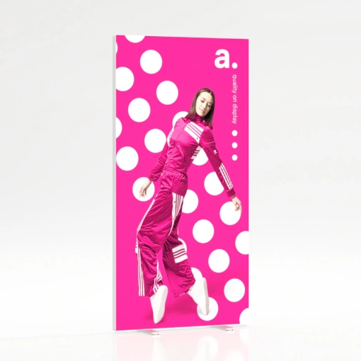 Caisson publicitaire avec fond rose intense pois blancs et silhouette féminine en tenue sportive