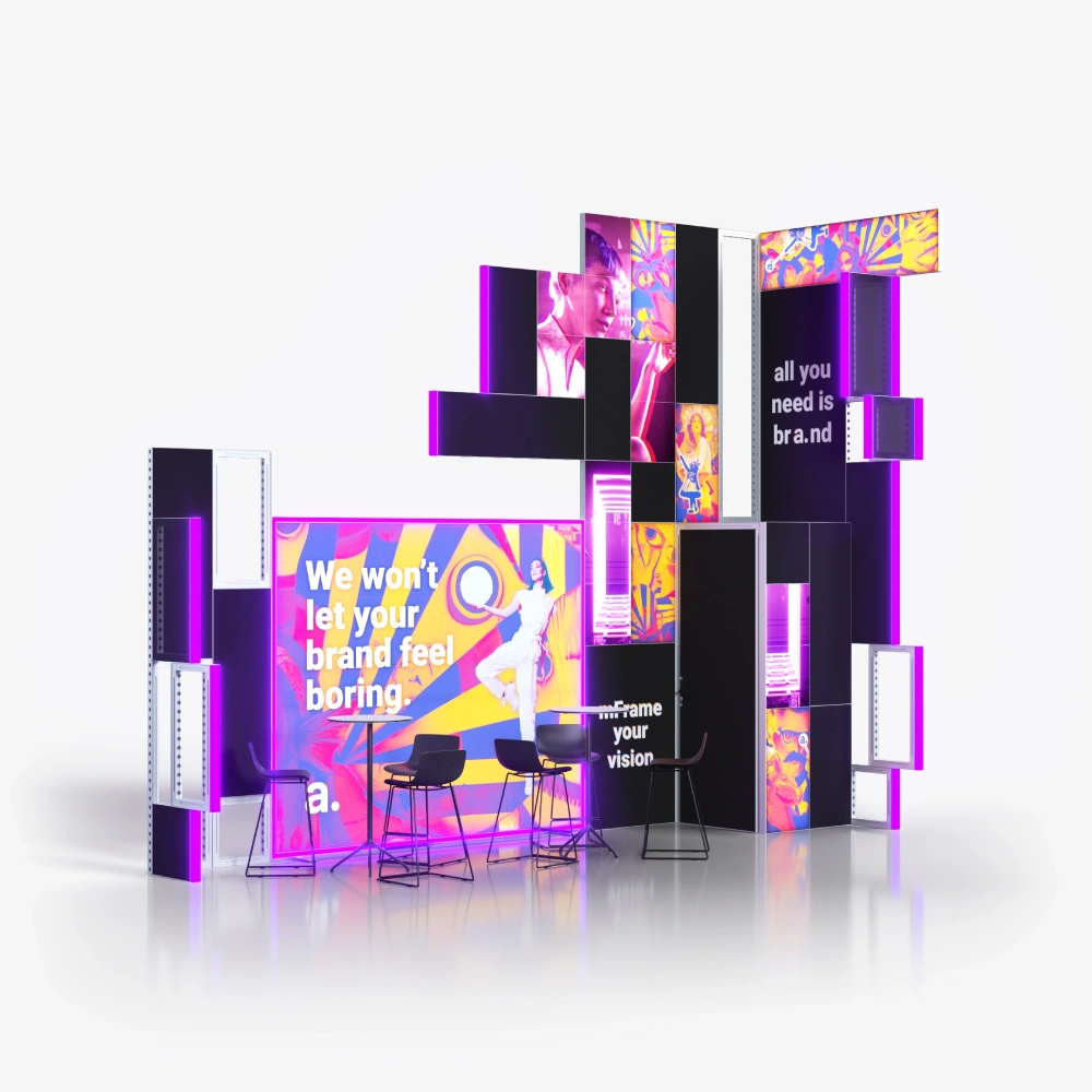 Nowoczesne stoisko targowe z nieregularną kompozycją kasetonów podświetlanych LED i kolorową grafiką przyciągającą wzrok.
