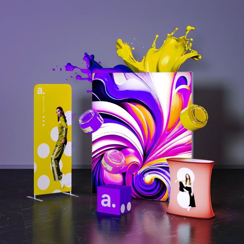 Kolorowe systemy wystawiennicze z grafikami i efektami farb w ruchu – ścianka reklamowa, trybunka i kostka promocyjna na tle fioletowej ściany.