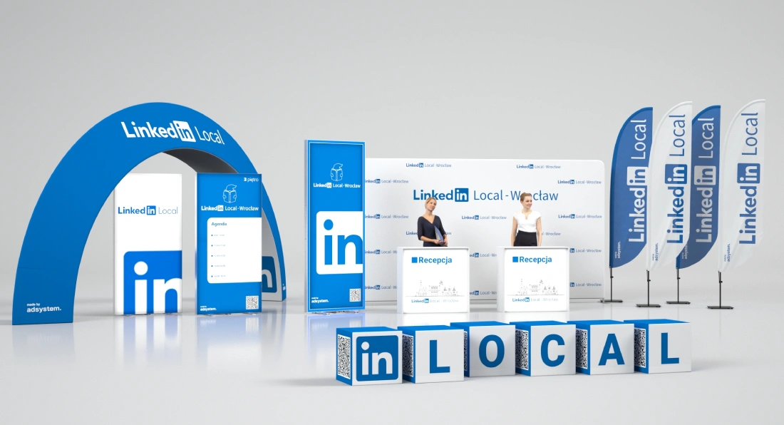 Stoisko LinkedIn Local Wrocław z łukiem, flagami i recepcją.