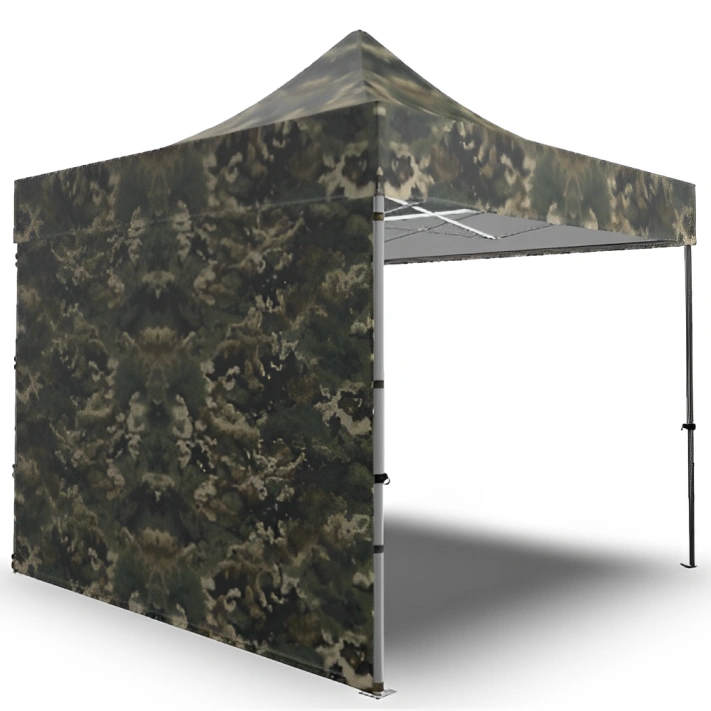 Namiot wojskowy z nadrukiem kamuflazu, wyposazony w dwie scciany boczne i aluminiowy stelaz.