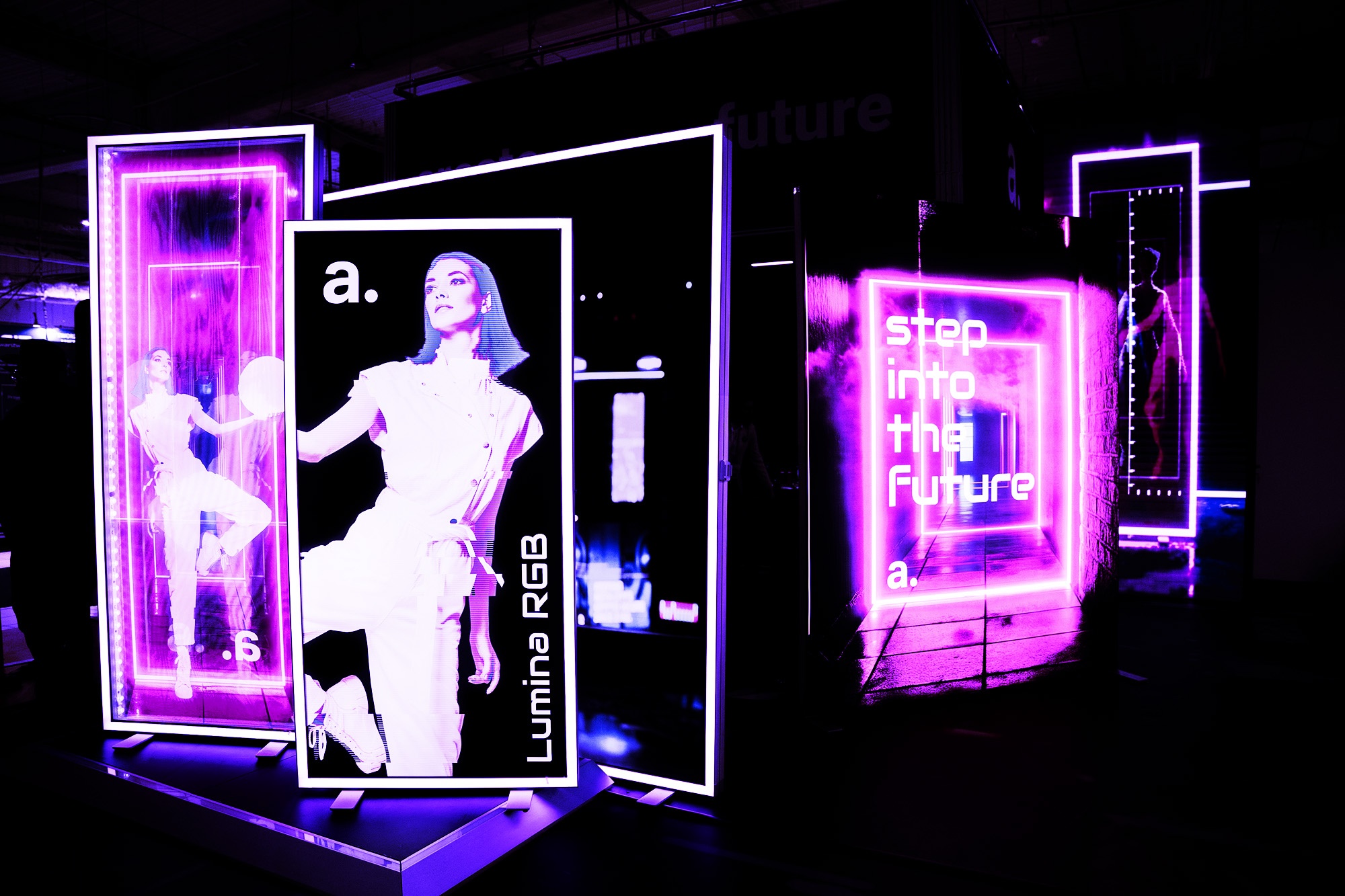 Podświetlane panele reklamowe adsystem Lumina RGB z hasłem „Step into the future” i wizerunkiem kobiety. Fioletowe światło, nowoczesna ekspozycja.