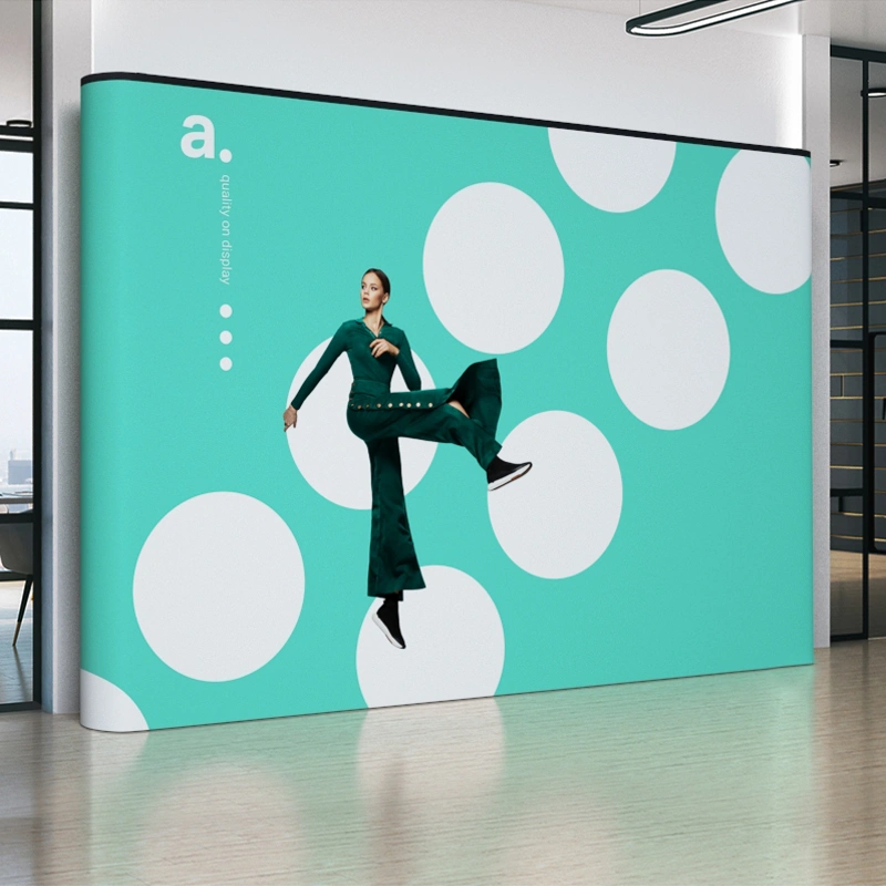 Ścianka reklamowa pop-up z grafiką ustawiona w nowoczesnym biurze.